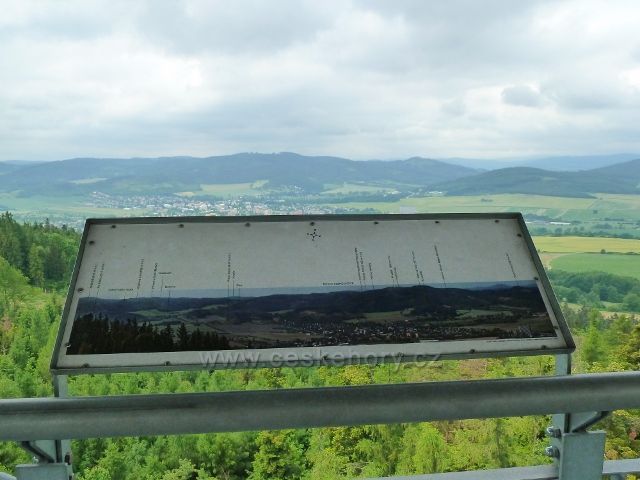 Město Albrechtice - pohled z rozhledny Hraniční vrch k Městu Albrechtice