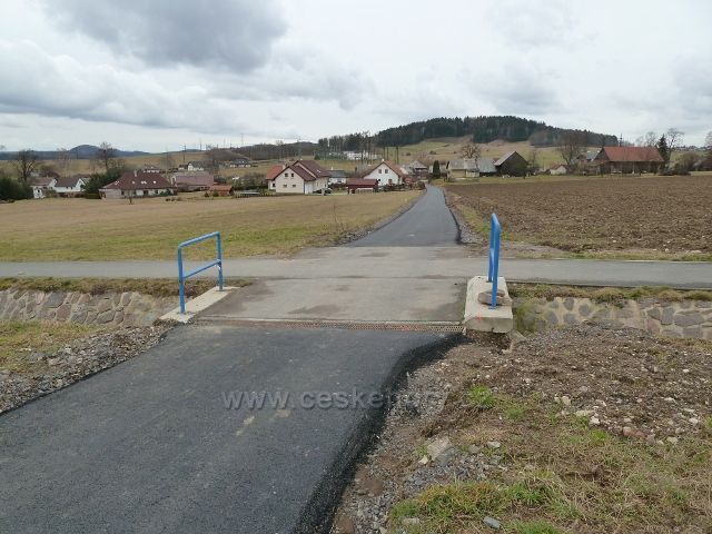 Lukavice - nová silnička k letišti,křižovatka s cyklostezkou Žamberk x Letohrad, v pozadí Karlovice