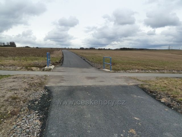 Lukavice - nová silnička k letišti, pohled od její křižovatky s cyklostezkou Žamberk x Letohrad ve směru k letišti