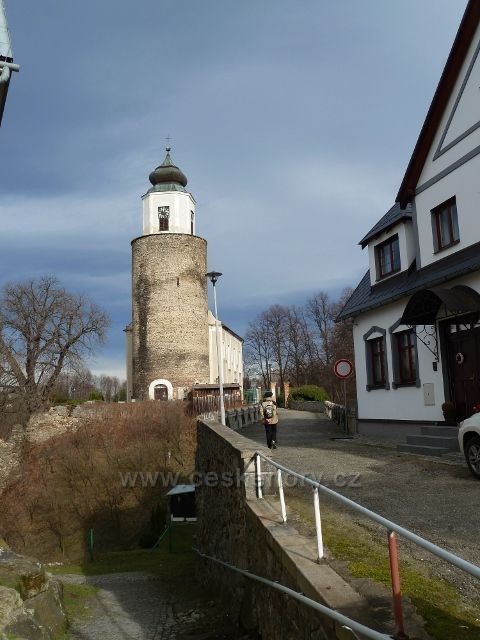 Žulová - kostel Svatého Josefa je vestavěn do zbytků raně gotického hradu Frýdberk