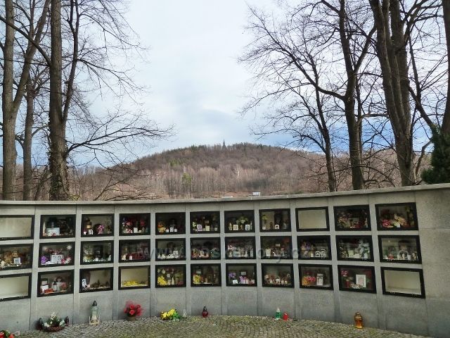 Žulová - kolumbárium u kostela Sv.Josefa,v pozadí Boží hora s kostelíkem