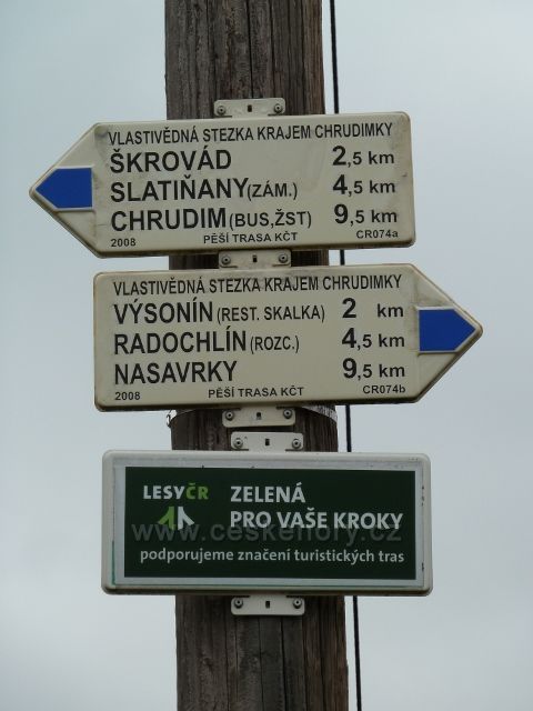 Svídnice - turistický rozcestník na polovině trasy po modré TZ z Chrudimi do Nasavrk
