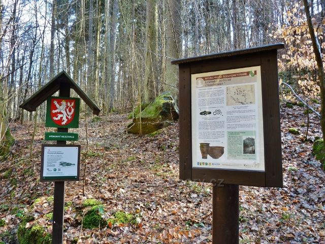 Informační tabule Keltské stezky a PR Krkanka u cesty z Pekla do Nasavrk