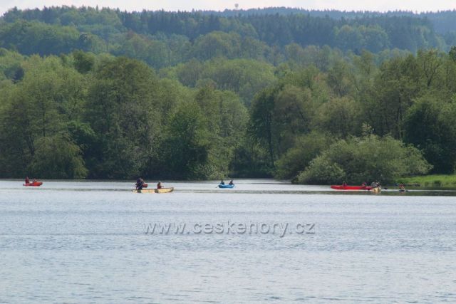Vodáci zKVT Pardubice na rybníku Petráň