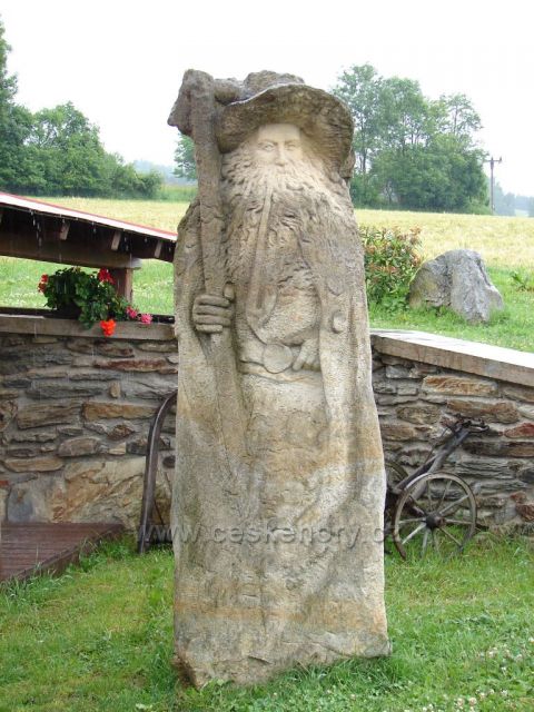 Krakonošova socha u Krkonošského muzea manželů Pičmanových obec Poniklá