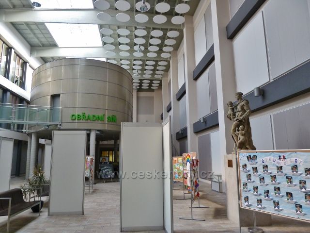 Milovice - kruhová obřadní síň je součástí interiéru nové budovy MÚ