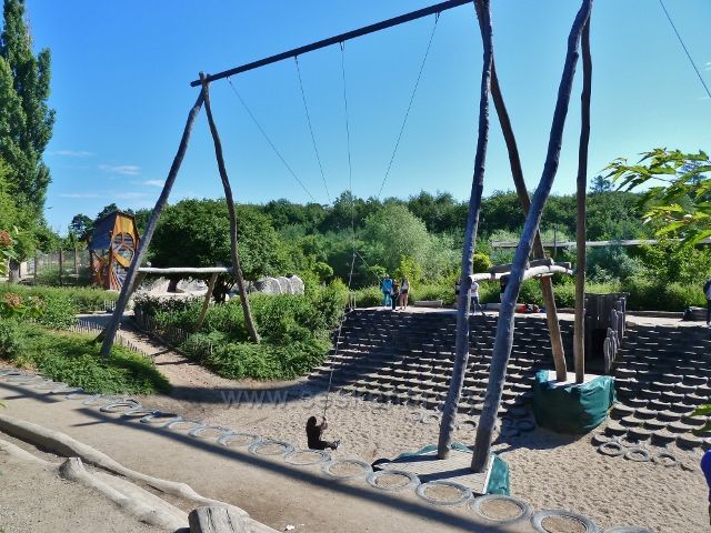 Milovice - park Mirákulum - obří houpačky