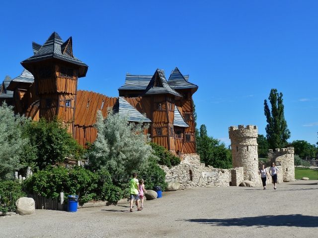 Milovice - park Mirakulum - hrad