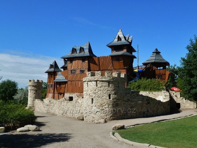 Milovice - park Mirakulum - hradní komplex