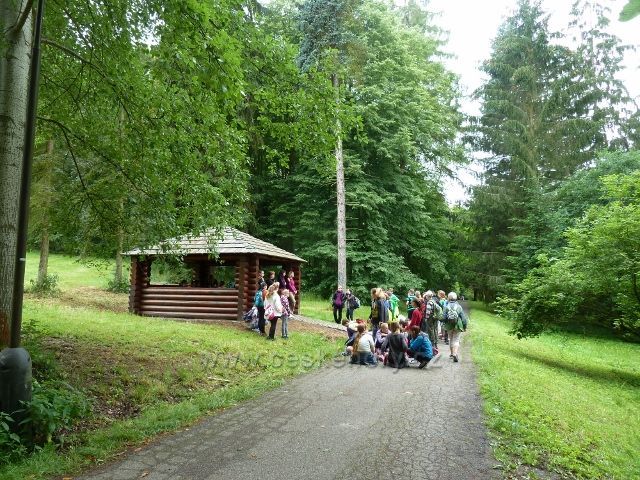Konopiště - školní výlet  u altánu u hlavní přístupové cesty k areálu zámku
