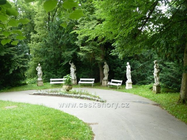 Konopiště - další sochy pod cestou k zadní bráně zámku