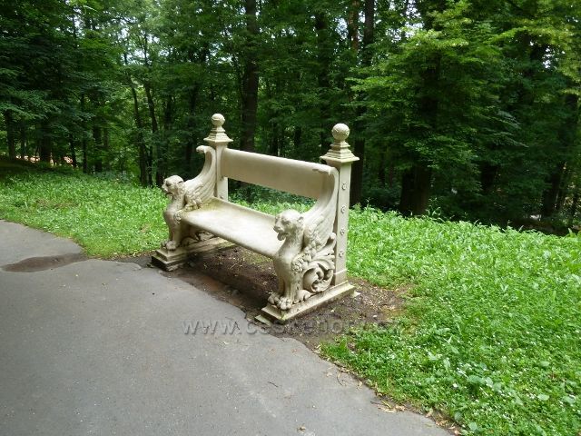 Konopiště - barokní lavička pod sochami antických bohů