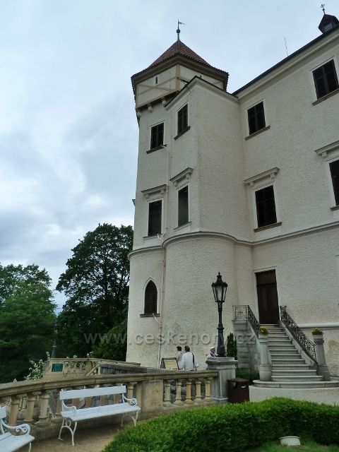 Konopiště - pohled ze zámecké terasy na dolní zámeckou věž