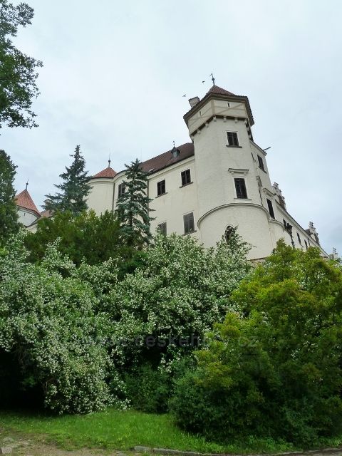 Konopiště - pohled na dolní zámeckou věž