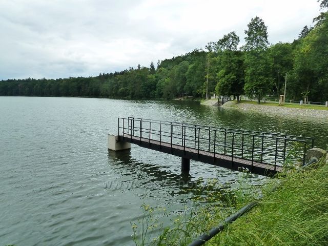 Konopiště - kbel/spodní výpusť/ s mostkem na Konopišťském rybníku