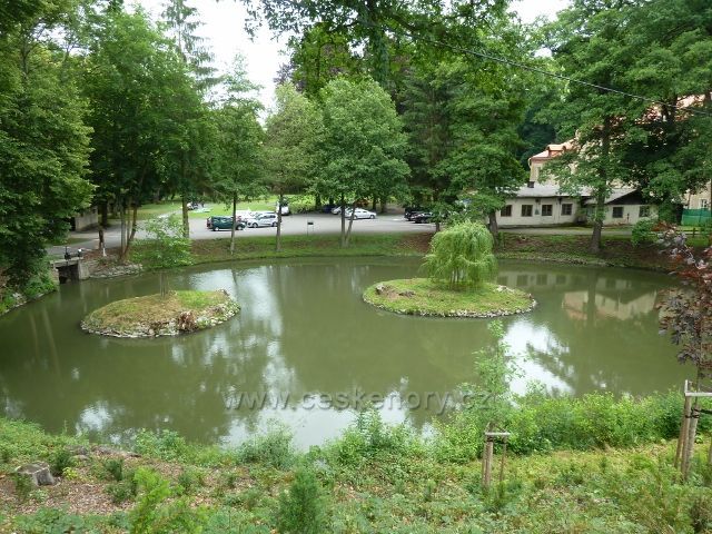 Konopiště - jezírko s ostrůvky pod hrází Konopišťského rybníka