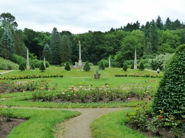 Konopiště - Růžová zahrada - její dominantou je devítimetrový podstavec se sochou Lukrécie a čtyři obelisky s hieroglyfy
