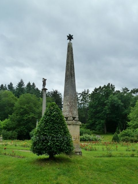 Konopiště - sloup se sochou Lukrécie a jeden ze čtyř obelisků v Růžové zahradě