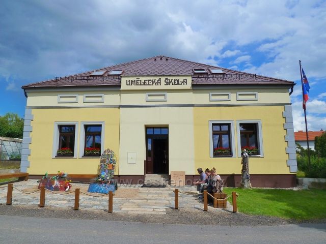 Mšeno - umělecká škola sídlí v zrekonstruované budově bývalé Hálovy restaurace U Nádraží