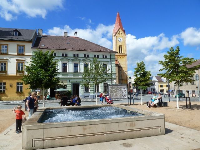 Mšeno - kašna na náměstí míru a věž kostela sv.Martina