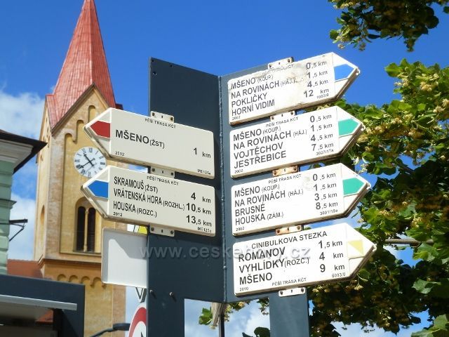 Mšeno - turistický rozcestník na náměstí Míru