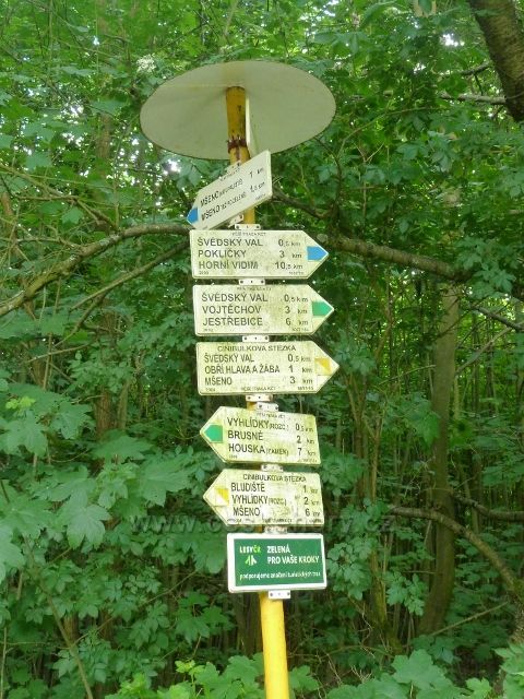 Kokořínsko -turistický rozcestník u hájovny Na Rovimách