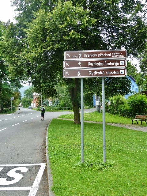 Nýdek - směrovky u hlavní silnice nad náměstím