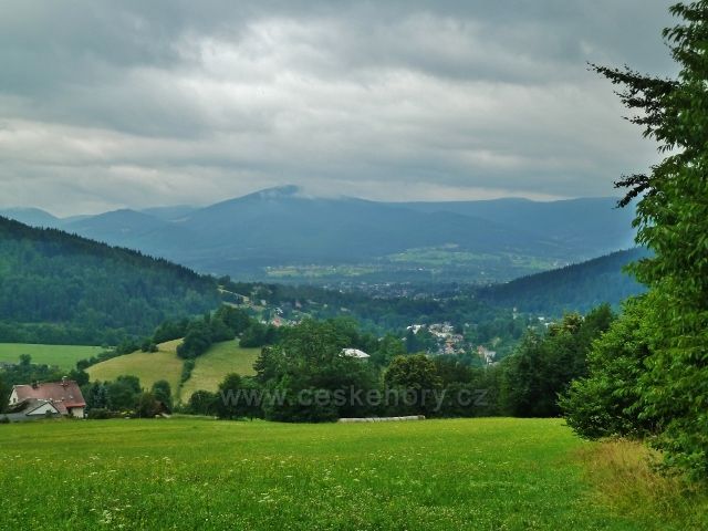 Pohled přes údolí Nýdku a Bystřice na protější pásmo Moravskoslezských Beskyd