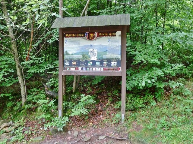 Nýdek - panel Rytířské stezky na rozcestí pod chatou Čantorijí