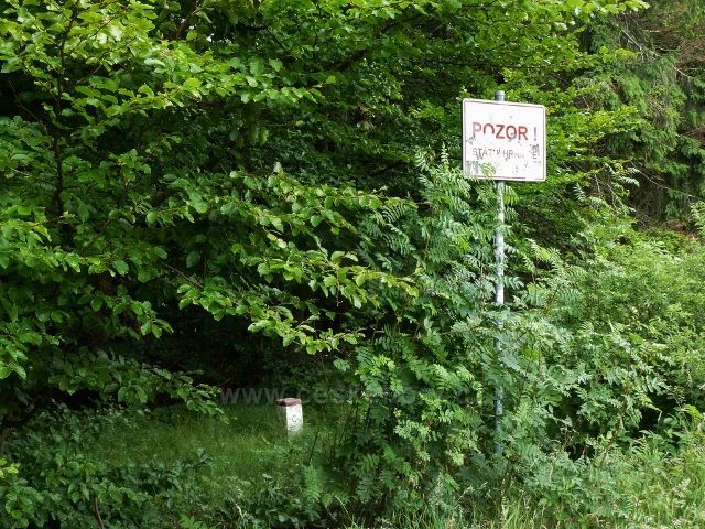 Nýdek - státní hranice s Polskem vede podél cesty k rozhledně Velká Čantoryje