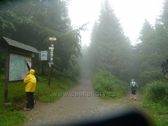 Visalaje - mraky na rozcestí před výzkumnou stanicí Bílý kříž