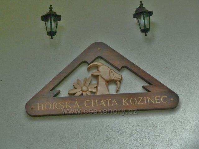 Emblém nad vchodem do horské chaty Kozinec