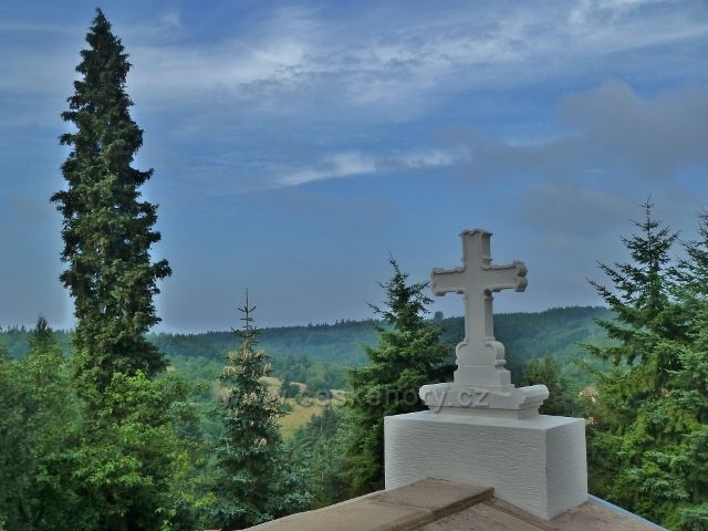 Vranov - pohled z vyhlídkové terasy areálu kláštera paulánů
