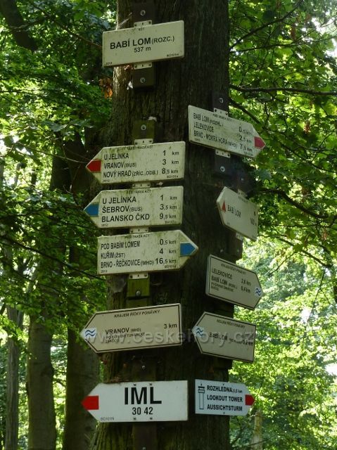 Babí lom - turistický rozcestník Babí lom rozcestí(537 m.n.m.) v sedle "kozího hřbetu"