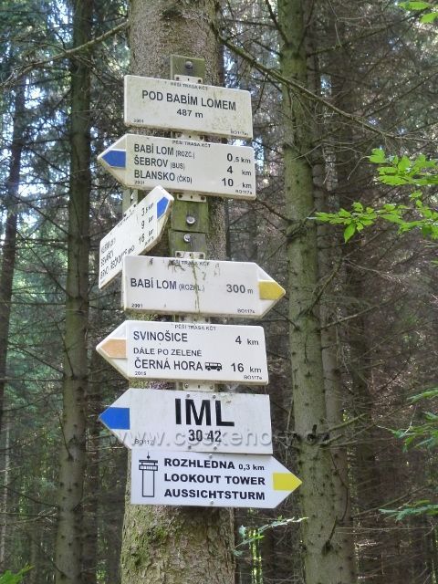Babí lom - turistický rozcestník Pod Babím lomem (487 m.n.m.)
