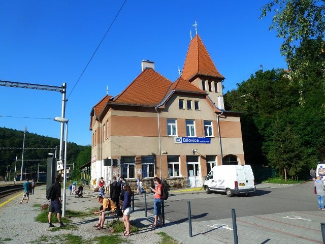 Bílovice nad Svitavou -nádraží ČD je výchozím místem k výletům do Kraje lišky Bystroušky