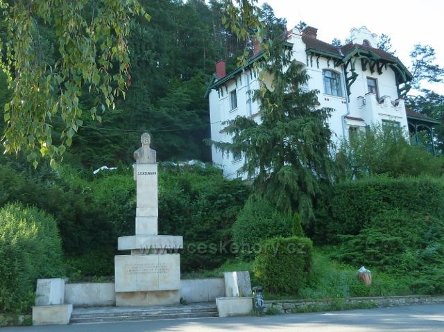 Bílovice n.S. - pomník S.K.Neumanna