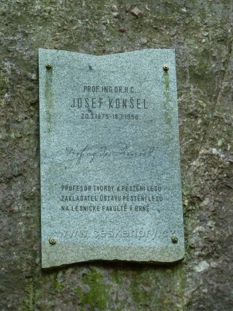 Bílovice n.S. - deska na památníku prof. Josefa Konšela