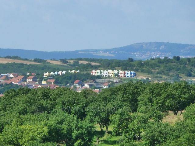Kraví Hora - pohled na Velké Pavlovice, v pozadí Pavlov pod Pálavou