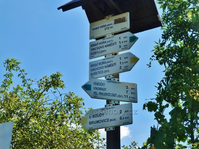 Kraví Hora - turistický rozcestník pod rozhlednou