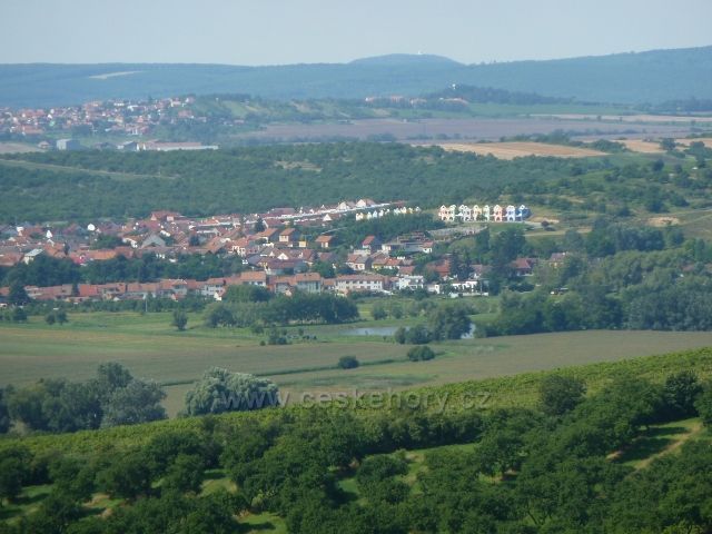 Kraví Hora - pohled z rozhledny na Velké Pavlovice a Zaječí