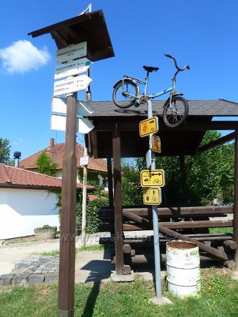 Kraví Hora - turistický rozcestník u hotelu Kraví Hora