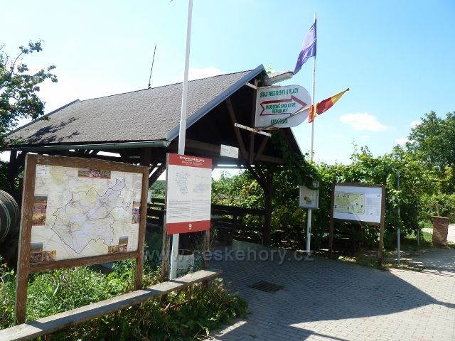 Kraví Hora - posezení před sídlem prezidenta a vlády