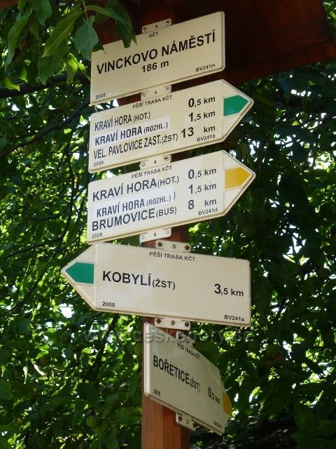 Kraví Hora - turistický rozcestník na Vinckovo náměstí