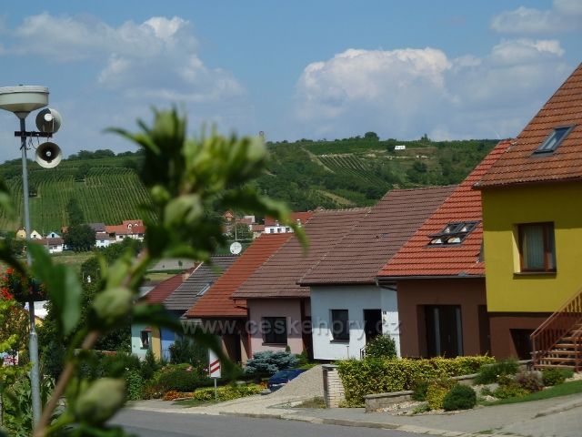 Bořetice - domky v nádražní ulici, v pozadí Kraví Hora