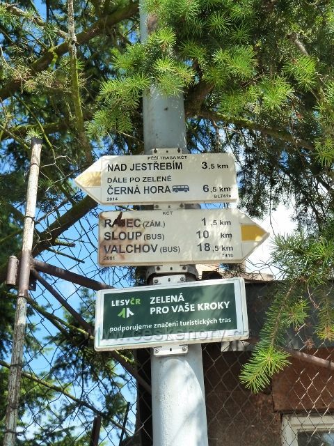 Jestřebí - turistický rozcestník u nádraží ČD