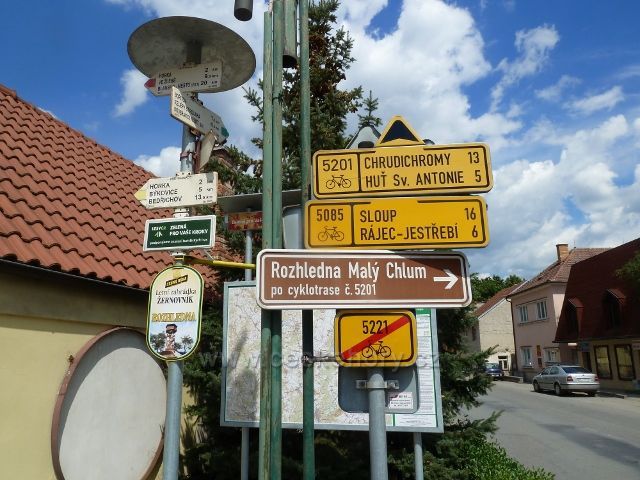 Černá Hora - turistický rozcestník před pivovarem