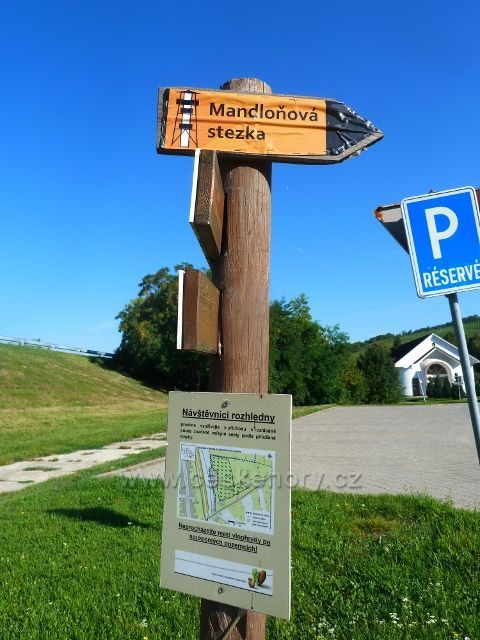 Hustopeče - směrovka k mandloňové stezce s rozhlednou před hřbitovem