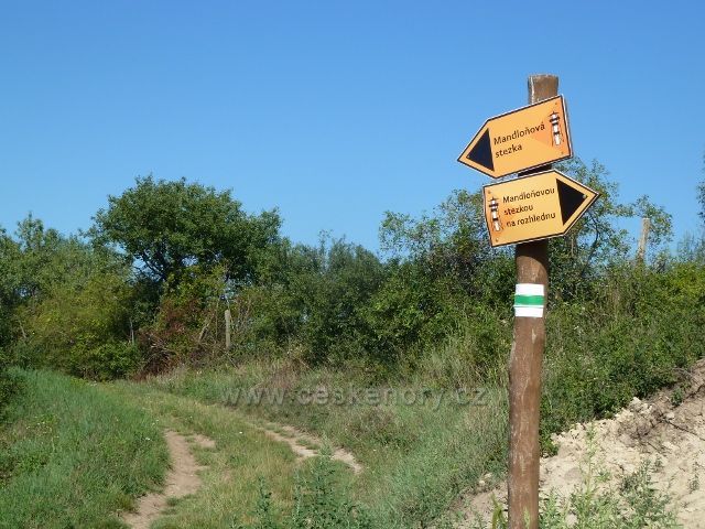 Hustopeče - rozcestník na Mandloňové stezce