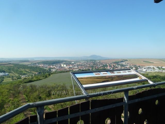 Hustopeče - pohled z Mandloňové rozhledny na město a Pálavu v pozadí
